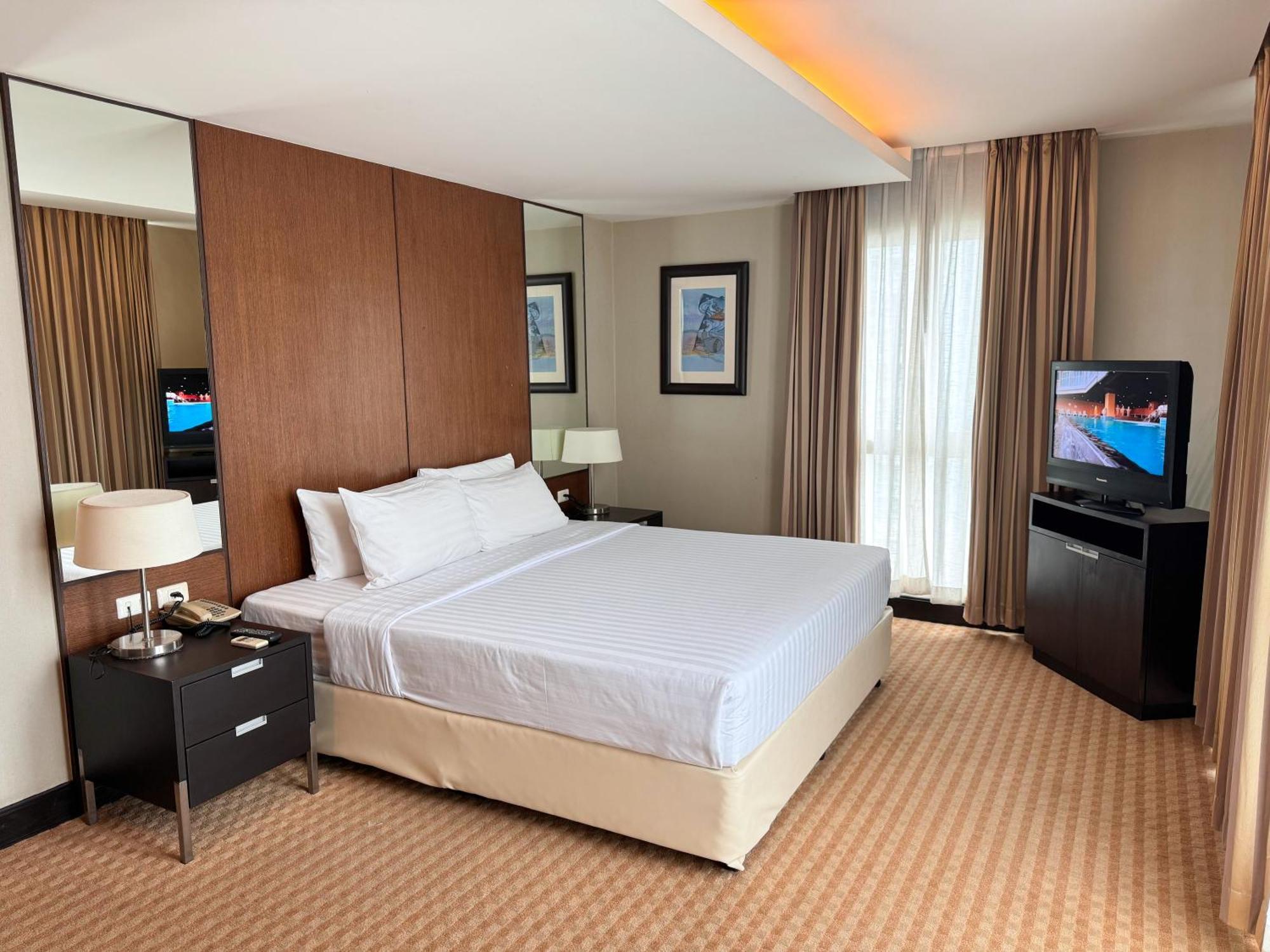 The Narathiwas Hotel & Residence Sathorn Банкок Екстериор снимка
