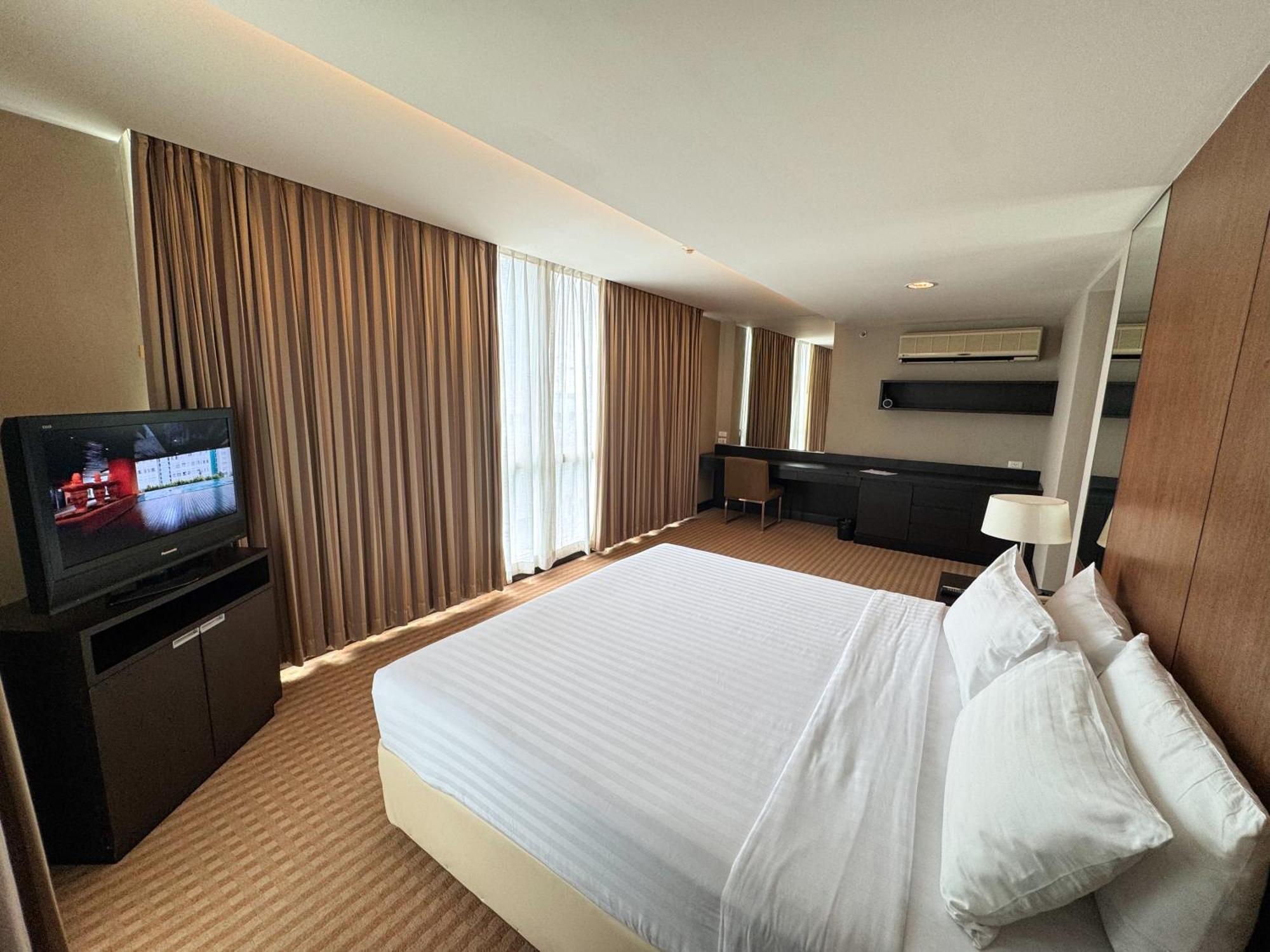 The Narathiwas Hotel & Residence Sathorn Банкок Екстериор снимка