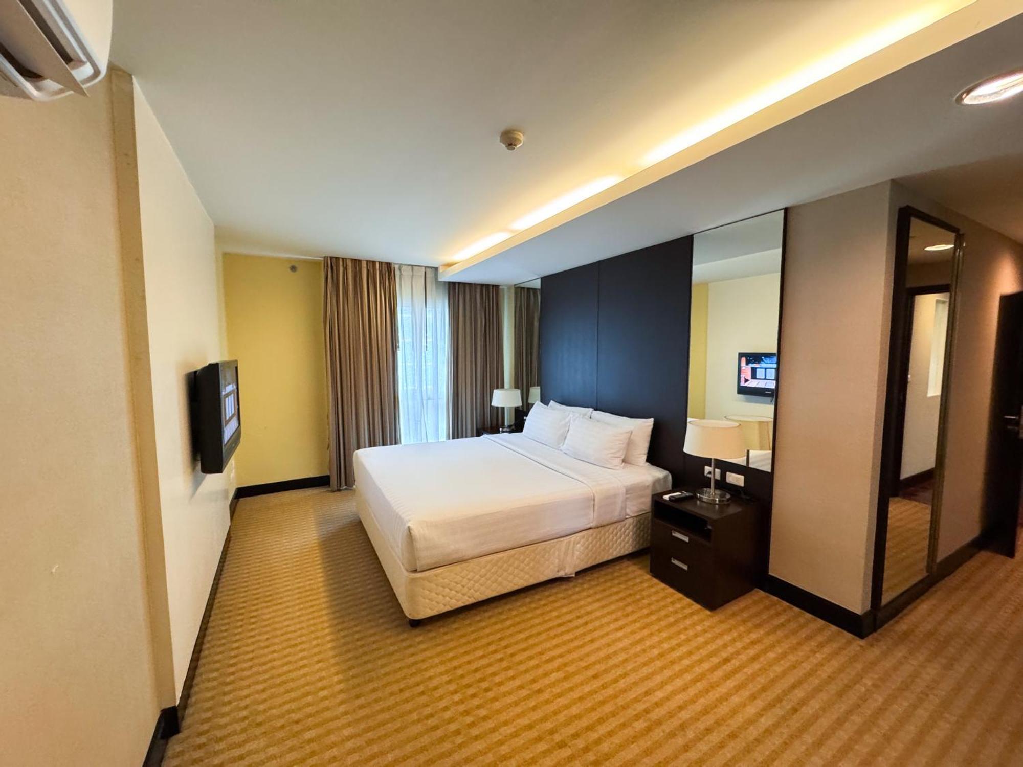 The Narathiwas Hotel & Residence Sathorn Банкок Екстериор снимка