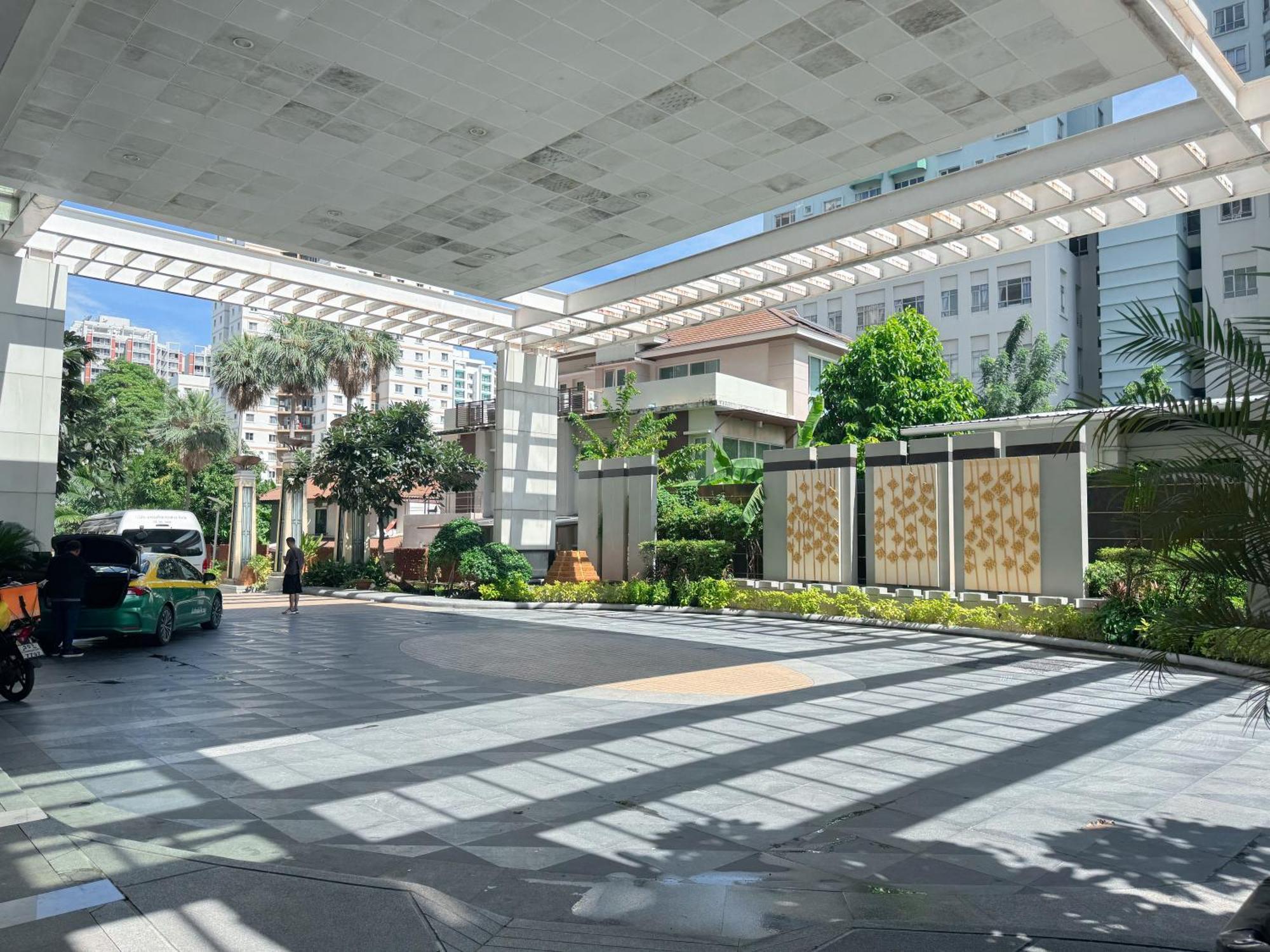 The Narathiwas Hotel & Residence Sathorn Банкок Екстериор снимка