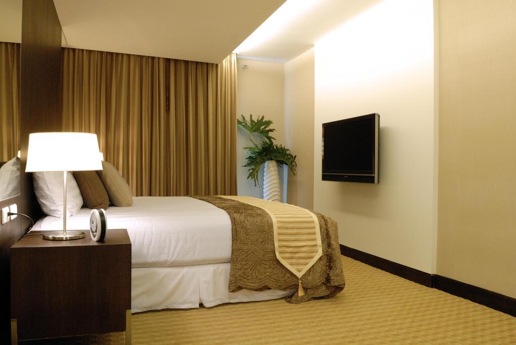 The Narathiwas Hotel & Residence Sathorn Банкок Екстериор снимка